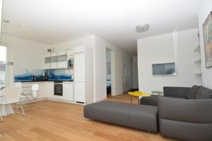 Kuchyň nebo kuchyňský kout v ubytování Ostseeresidenz Sassnitz - Penthouse 19 mit Sauna, Balkon, Meerblick