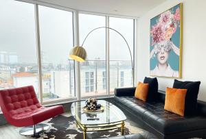 - un salon avec un canapé en cuir noir et une table en verre dans l'établissement The Penthouse Suite Apartment, à Stierstadt