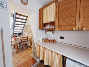 cocina con armarios de madera y mesa en Casale le Piagge en Roccastrada