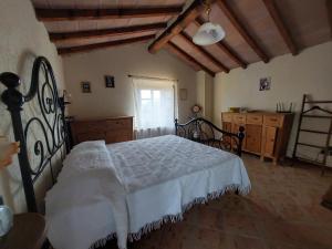 - une chambre avec un grand lit dans l'établissement Casale le Piagge, à Roccastrada