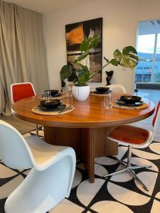 Stierstadt的住宿－The Penthouse Suite Apartment，餐桌、椅子、桌子、盘子和玻璃杯