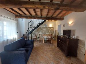 - un salon avec un canapé bleu et une table dans l'établissement Casale le Piagge, à Roccastrada