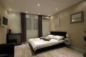 1 dormitorio con 1 cama con sábanas y almohadas blancas en Apartment Livaja, en Split