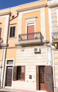 a building with a balcony on top of it at casa vacanza Noctua in Galatina