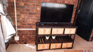 Televiisor ja/või meelelahutuskeskus majutusasutuses Legaeng Cottage - Serenity