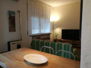 Casa Beatrice في كاستجليونسيلو: طاولة عليها لوحة في غرفة المعيشة