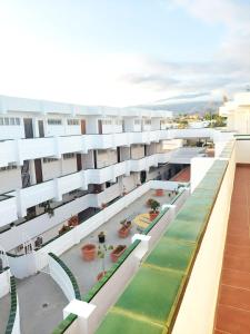 uma vista aérea de um edifício de apartamentos com um pátio em BLU APARTMENT, WIFI FREE POOL VIEW em Costa Del Silencio