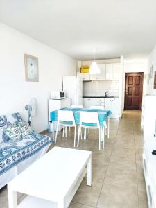 uma cozinha e sala de estar com mesa e cadeiras em BLU APARTMENT, WIFI FREE POOL VIEW em Costa Del Silencio