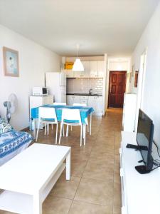 uma cozinha e sala de jantar com uma mesa azul e cadeiras em BLU APARTMENT, WIFI FREE POOL VIEW em Costa Del Silencio