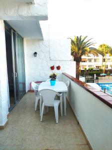 un tavolo bianco e sedie su un balcone di BLU APARTMENT, WIFI FREE POOL VIEW a Costa Del Silencio Altre 9 foto