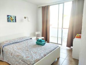 um quarto com uma cama com um saco azul em BLU APARTMENT, WIFI FREE POOL VIEW em Costa Del Silencio