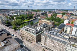 una vista aérea de una ciudad con río y edificios en 2ndhomes Tampere "Ruuskanen" Apartment - 3 Bedrooms, Best Location & Sauna en Tampere