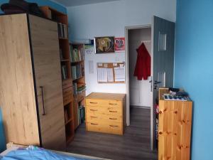 a room with a bedroom with a desk and a closet at zwykłe mieszkanie dla zwykłych ludzi in Wałbrzych