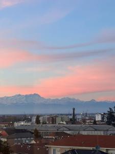 une ligne d'horizon avec des montagnes en arrière-plan au coucher du soleil dans l'établissement Vicino a tutto, à Verceil