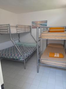 Katil dua tingkat atau katil-katil dua tingkat dalam bilik di Casamarina Orchidea
