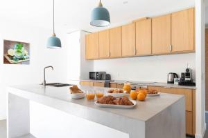 サントロペにあるVilla Acacias - Au coeur de Saint-Tropezのカウンターに2皿の食器を用意したキッチン