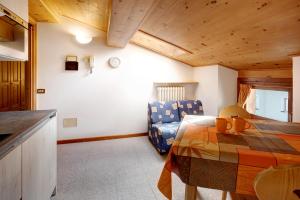 a kitchen and a living room with a table and a couch at Appartamenti Elisabetta n2 in Livigno