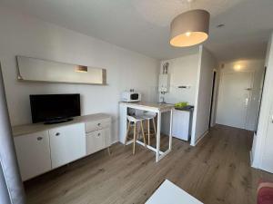 Zdjęcie z galerii obiektu Studio 4 Pers, Loggia, Proche Plage, Parking Privé, Animaux Acceptés - FR-1-702-41 w Cap d'Agde