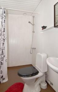 een witte badkamer met een toilet en een wastafel bij Nice Entire Semi - Attached House - M in Umeå