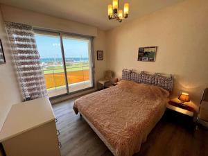 ein Schlafzimmer mit einem großen Bett und einem großen Fenster in der Unterkunft Appartement Quiberon, 3 pièces, 4 personnes - FR-1-478-242 in Quiberon
