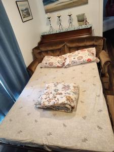 uma cama com duas almofadas em cima em Tranquil & Tasteful One Bdrm Private Suite NE em Edmonton