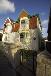 una casa con una puerta delante de ella en Dylan Thomas House en Swansea