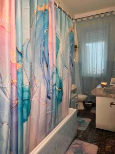 La salle de bains est pourvue d'une douche avec rideau de douche. dans l'établissement Vicino a tutto, à Verceil