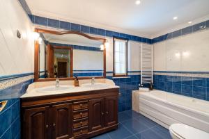bagno con 2 lavandini, vasca e specchio di casabraga.207 - Villa with Pool Bom Jesus a Braga Altre 31 foto