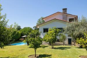 un'immagine di una villa con piscina di casabraga.207 - Villa with Pool Bom Jesus a Braga