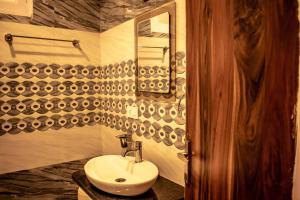 Bilik mandi di Gayatri Lodge