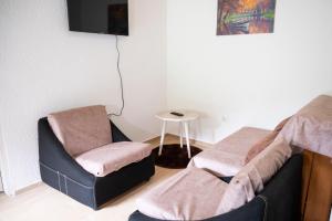 - un salon avec un canapé et une chaise dans l'établissement Vikendica Luka, 