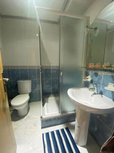 W łazience znajduje się toaleta, umywalka i prysznic. w obiekcie Appart spacieux et calme à 2 pas du TGV Agdal w mieście Rabat