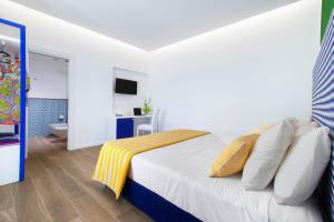 Postel nebo postele na pokoji v ubytování YourHome - Relais Loggia Li Galli