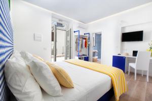 TV a/nebo společenská místnost v ubytování YourHome - Relais Loggia Li Galli