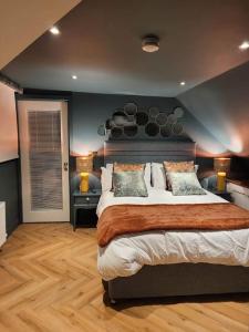 een slaapkamer met een groot bed en 2 lampen bij Killeavy Cottage in Meigh