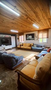 Elle comprend un grand salon avec des canapés et un plafond en bois. dans l'établissement Arslan KONAGI, à Rize
