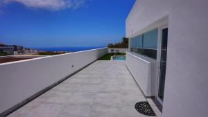 einen Balkon in einem weißen Gebäude mit Meerblick in der Unterkunft Mireya home in Icod de los Vinos