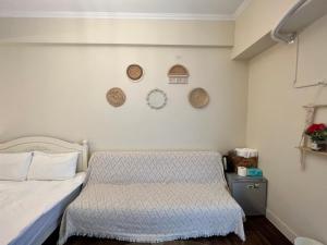 a bedroom with a bed and plates on the wall at 海沐輕旅 Sea Mu Kenting in Nanwan