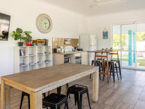 - une cuisine avec une table et des chaises dans la chambre dans l'établissement NRMA Bowen Beachfront Holiday Park, à Bowen