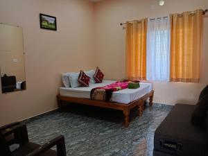 チクマガルールにあるNidagodu Homestayのベッドルーム1室(赤い枕のベッド1台付) +47枚の写真
