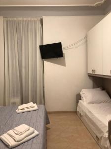 um quarto com 2 camas e uma televisão de ecrã plano em Manarola apartament em La Spezia