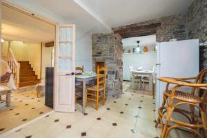 cocina con mesa y nevera en una habitación en Casa PedroArias Rodiles, en Villaviciosa