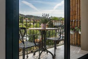 a table and chairs on a balcony with a view at Apartaments Tee & Sea in Santa Cristina d'Aro