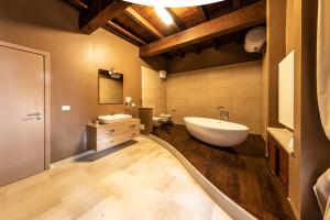 un ampio bagno con vasca e lavandino di Dimore Candriano - Irpinia a Torella deʼ Lombardi