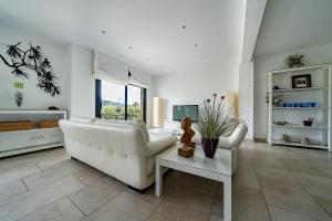 un soggiorno con divano bianco e tavolo di Apartaments Tee & Sea a Santa Cristina d'Aro