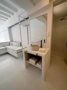 bagno bianco con lavandino e specchio di Studio 77 a Mykonos Città