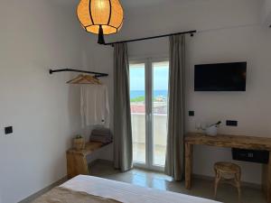1 dormitorio con 1 cama y puerta corredera de cristal en Armeno Resort, en Marathias