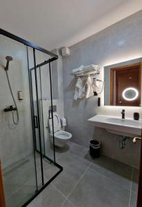 Koupelna v ubytování Hotel Kaonia + 26 fotografií