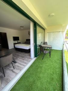 Cette chambre comprend un lit, une table et des chaises. dans l'établissement Villa Bauhaus Dream Deluxe, à Siófok