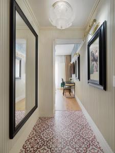 un couloir avec un miroir et une salle à manger dans l'établissement H10 Corregidor Boutique Hotel, à Séville